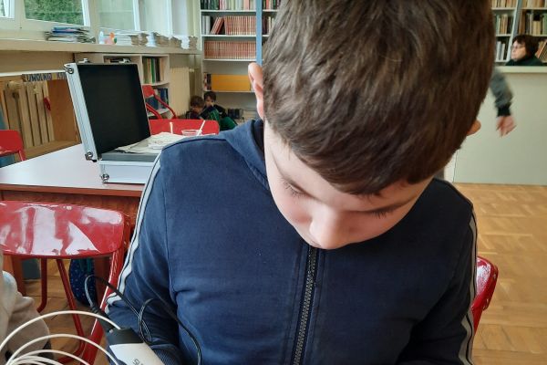 Antek z wielkim zapałem wypełnia śnieżynkę długopisem 3D