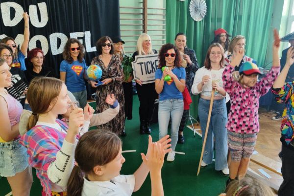 Pokaz mody uczniów i nauczycieli