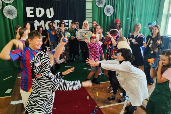 Pokaz mody uczniów i nauczycieli