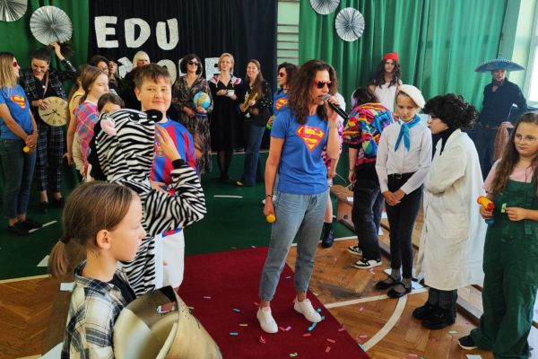 Pokaz mody uczniów i nauczycieli