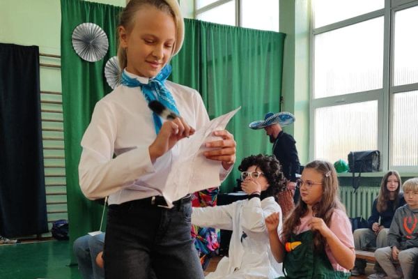 Pokaz mody uczniów i nauczycieli