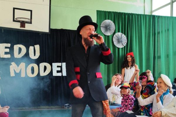 Pokaz mody uczniów i nauczycieli