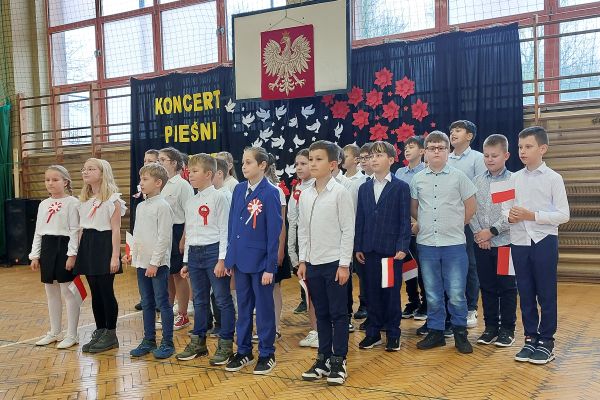 KONCERT PIEŚNI POLSKIEJ W KLASACH 4-8