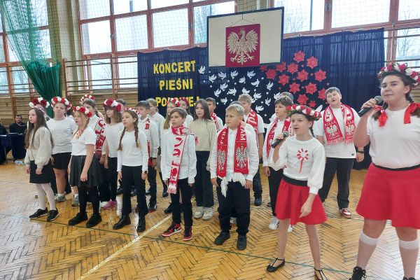 KONCERT PIEŚNI POLSKIEJ W KLASACH 4-8