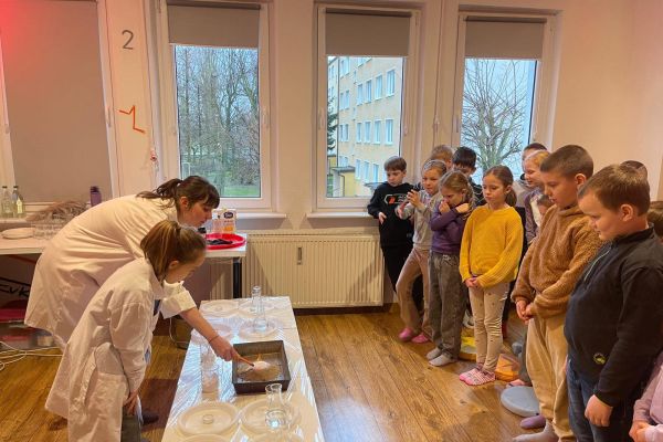 Klasa 2a na warsztatach chemicznych