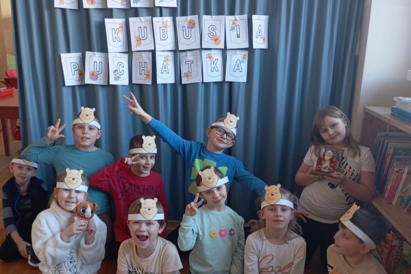 Dzieci celebrują Dzień Kubusia Puchatka