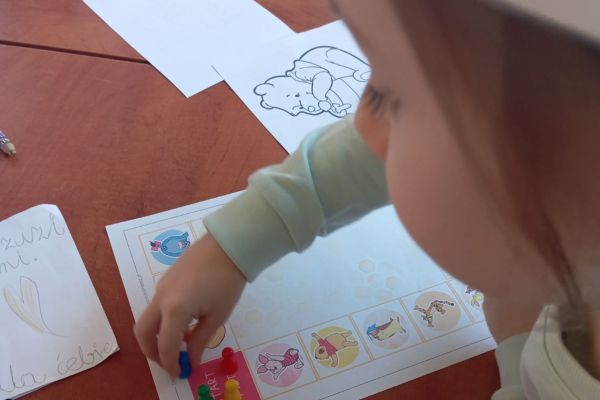 Uczniowie grają w grę o Kubusiu Puchatku
