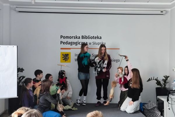 Uczniowie przygotowują przedstawienie 