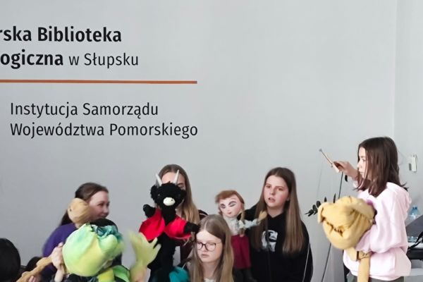 Uczniowie przygotowują przedstawienie 