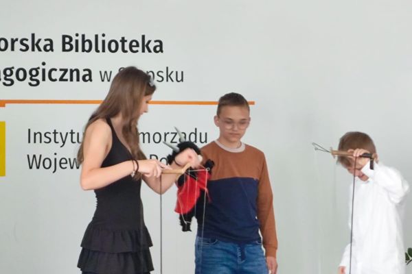 Uczniowie przygotowują przedstawienie 
