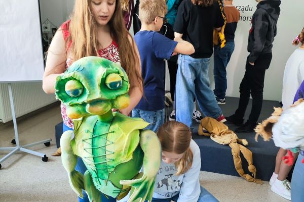 Uczniowie poznają rodzaje lalek teatralnych 