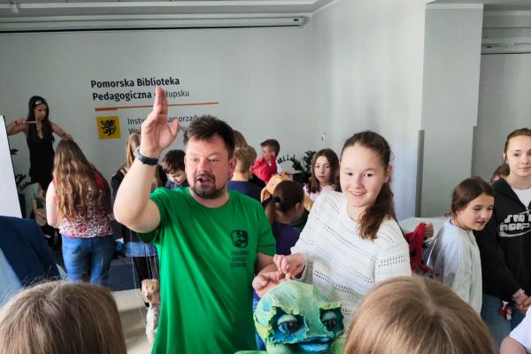 Uczniowie przygotowują przedstawienie 