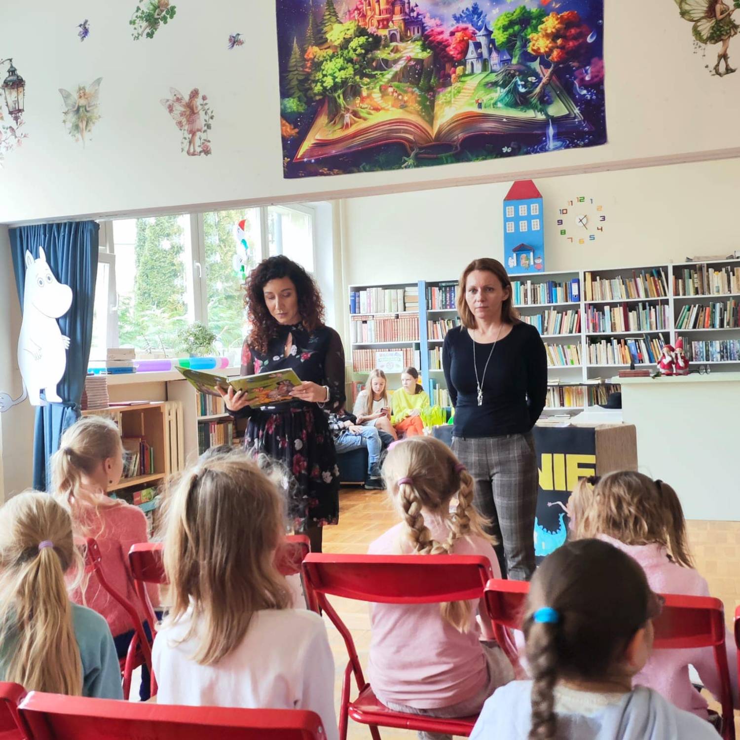 Najmłodsi uczniowie uroczyście przyjęci do grona czytelników