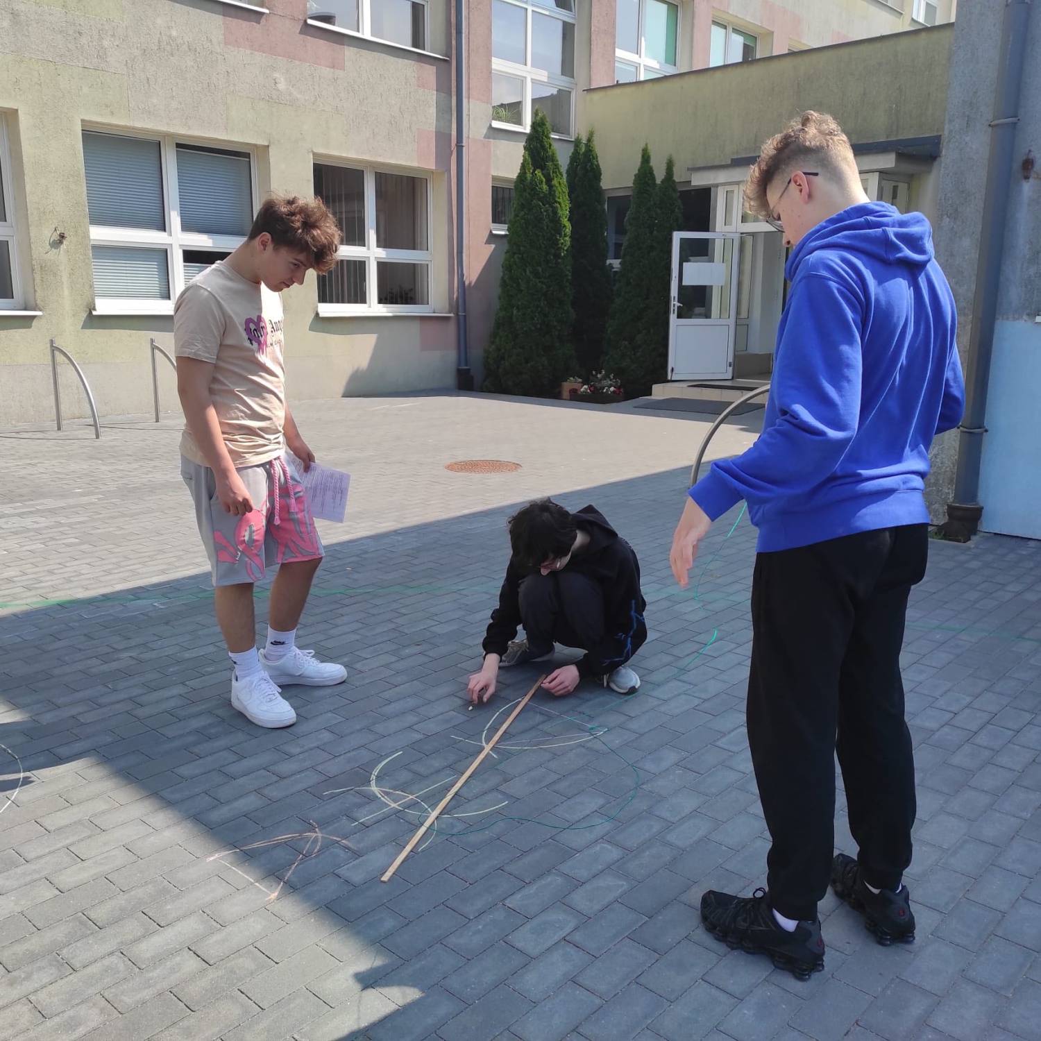 Lekcja matematyki na boisku szkolnym